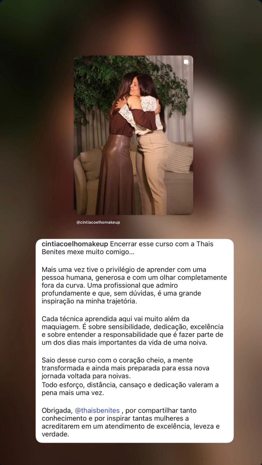 Aluna abraçando a Thaís no fim da imersão: “Cada técnica aprendida aqui vai muito além da maquiagem. É sobre entender a responsabilidade de fazer parte de um dos dias mais importantes da vida de uma noiva.”