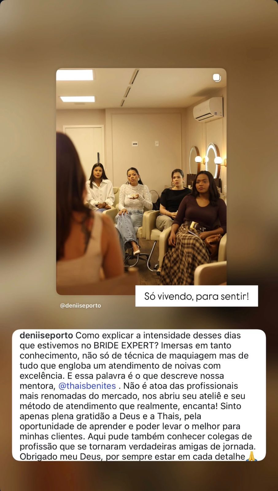 Alunas reunidas na sala do ateliê durante a imersão: “Imersas em tanto conhecimento, não só de técnica de maquiagem mas de tudo que engloba um atendimento de noivas com excelência.”