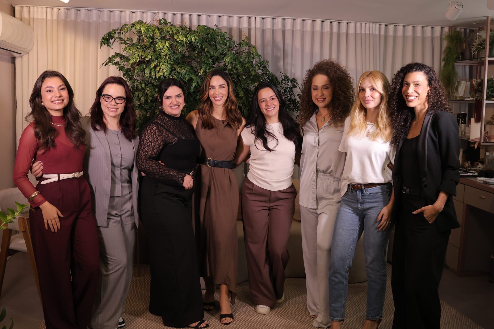 Thaís Benites ao centro com a turma do Bride Expert no ateliê, ao final da imersão