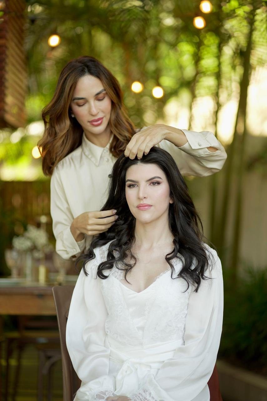 Thaís cuidando de uma noiva no dia do casamento
